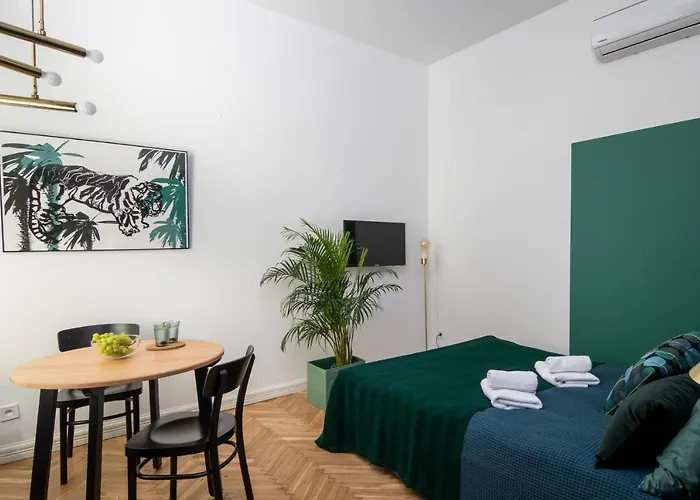 Barbacan Suites - Old Town Apartments - By Upstairs